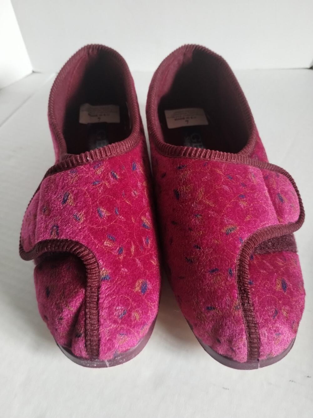 GBS NEW Great British Slippers Womens Nola Wide Width Floral Wine US9 UK7 WIDE